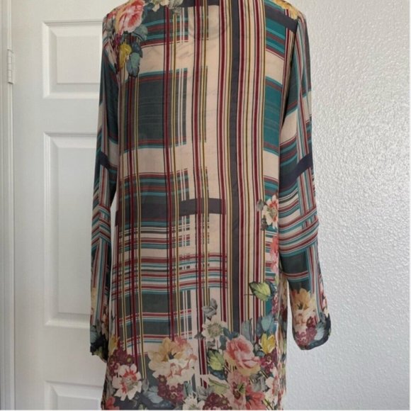 Johnny Was Rayon Blouse XS Lovely Floral Pattern Relax Fit - Picture 3 of 9